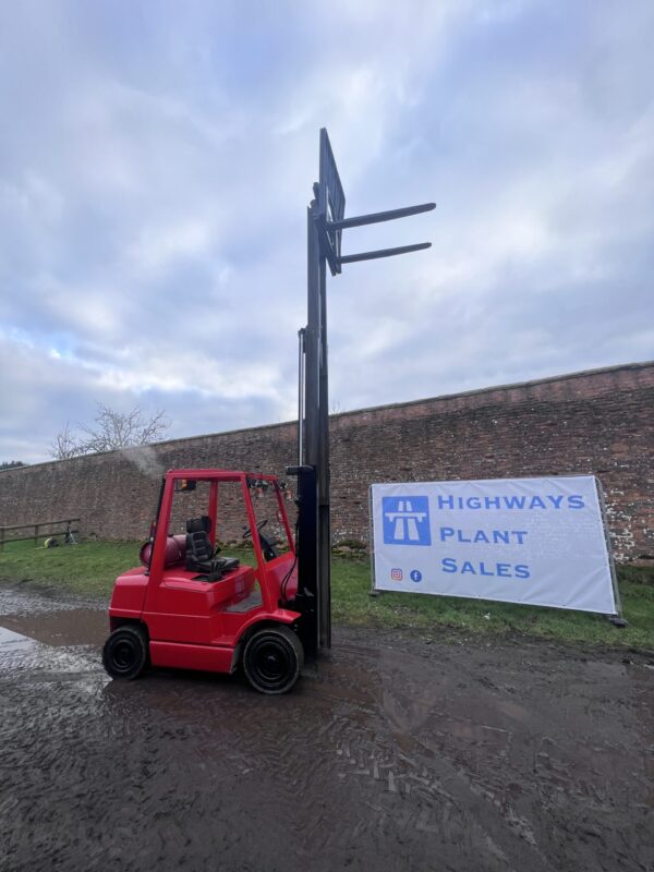NOW SOLD 2003 Hyster Container Spec Gas  2.5 Ton Forklift - Image 10
