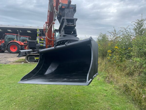 JB Equipment Rotating 360° Tonne Scandinavian Excavator Grading Buckets - Image 8